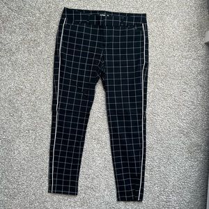 Old Navy Black/White Pixie Pant | 6